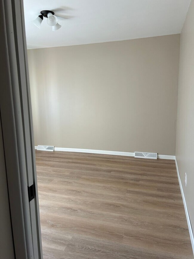 Building Photo - 400 Meadow Ln