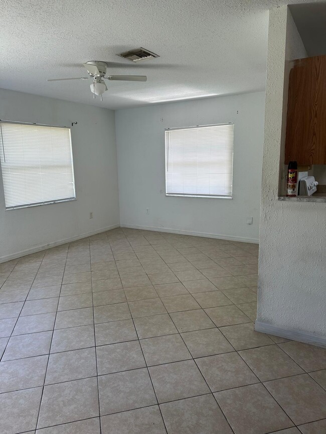 Building Photo - 5106 Sanibel Ave
