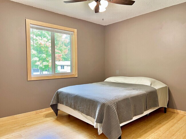 Building Photo - Updated and spacious! Ready for move in!