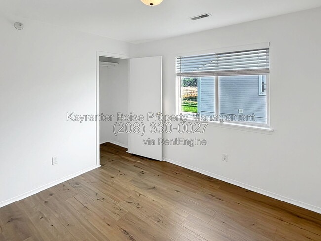Building Photo - 2111 E White Oak Ct