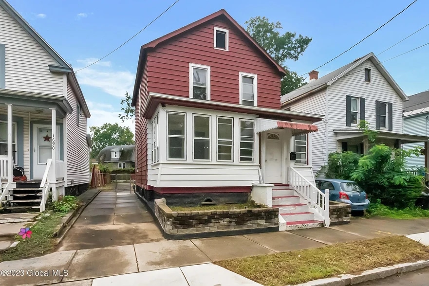 Primary Photo - 1688 Lake Blvd