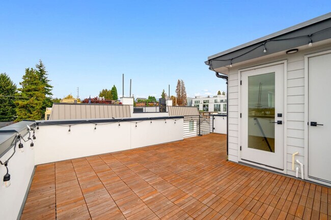 Building Photo - 823 NE 70th St