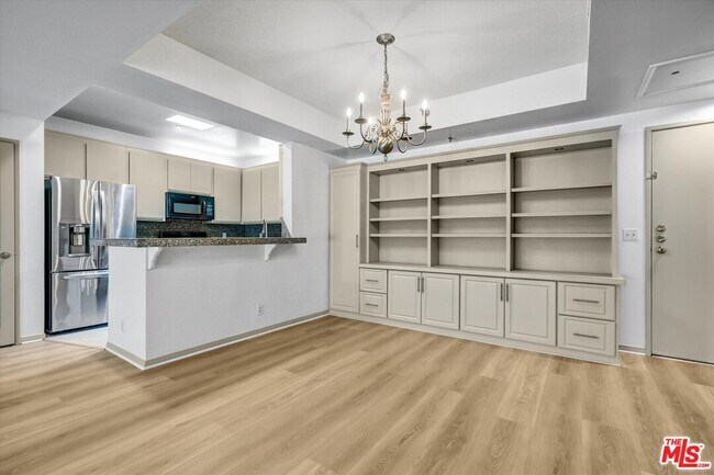 Building Photo - 2222 Beachwood Dr