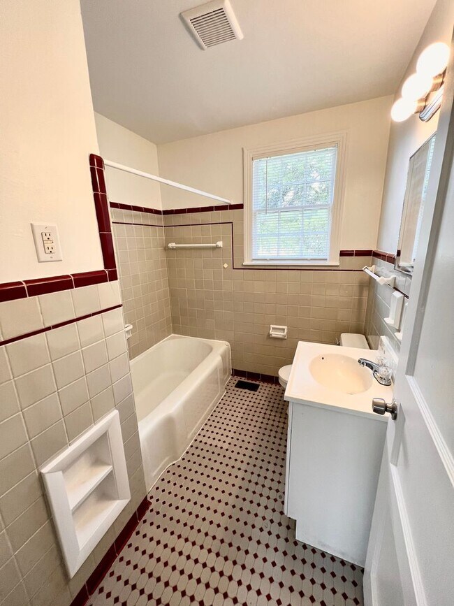 Building Photo - Madison Stunner! 3 Bed 2 Bath House W/ Fenced Back Yard