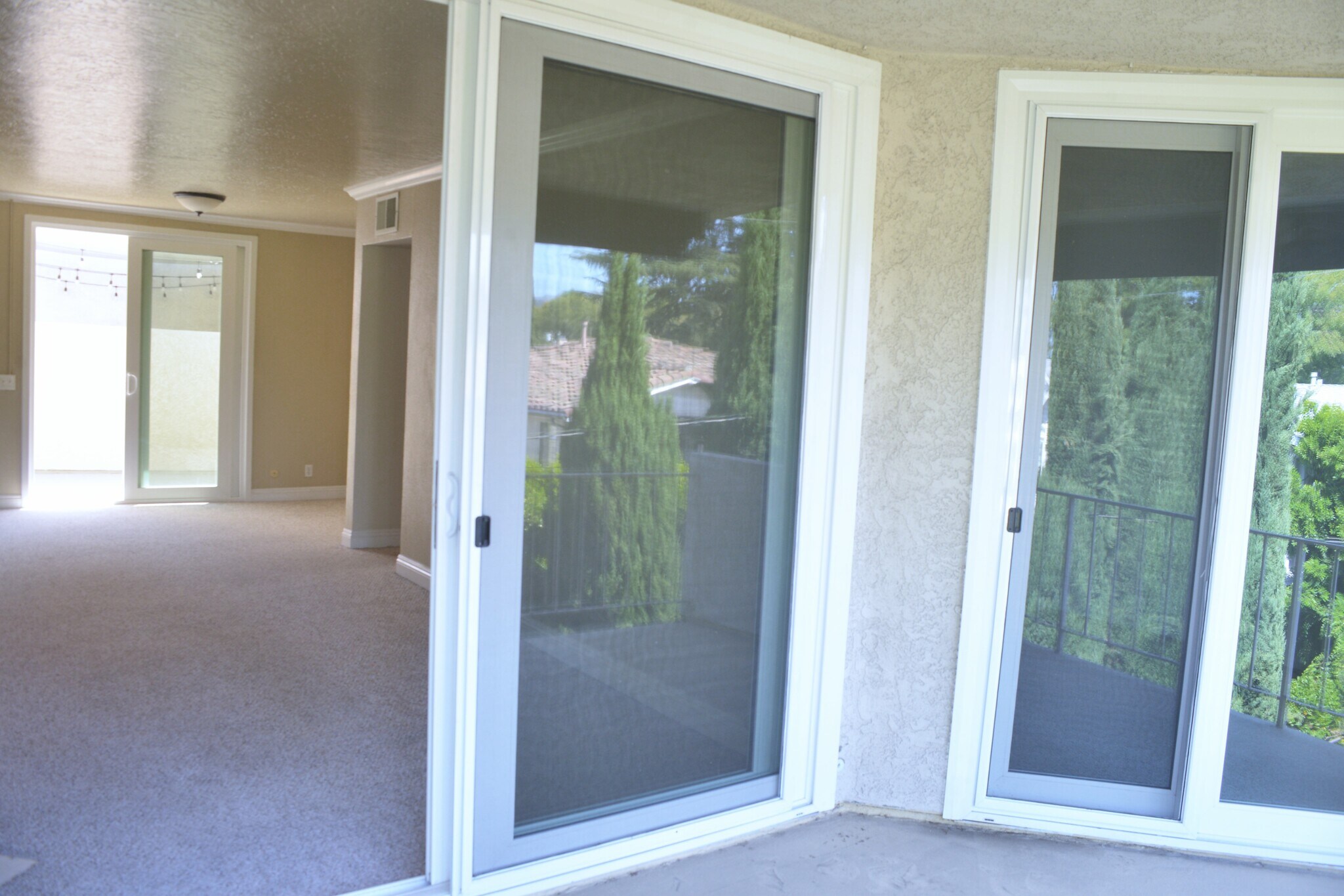 West Patio flow through unit to East Patio all exterior walls, no neighbors - 4705 Kester Ave