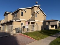 Building Photo - Spacious 3 bedroom w/ attached 2 Car Garage For Rent!