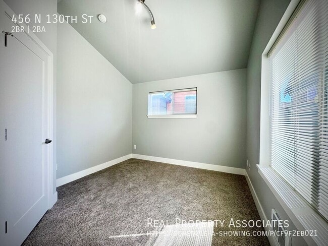 Building Photo - 456 N 130th St