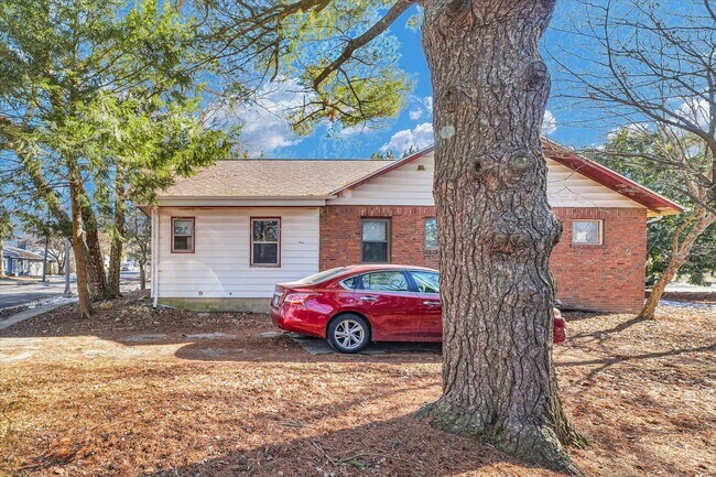 Building Photo - 907 E California Ave