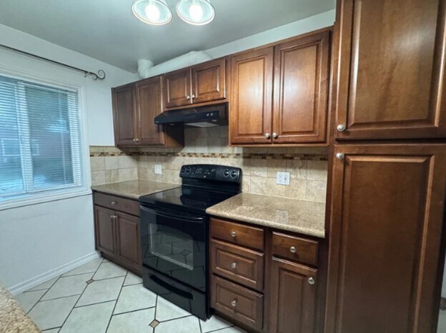 Building Photo - 400 N Acacia Ave