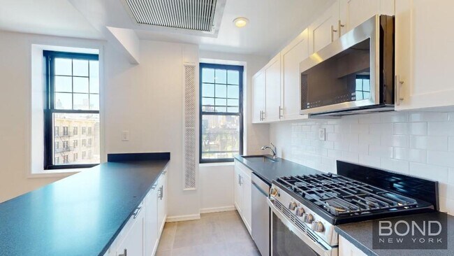 Building Photo - 240 Waverly Pl