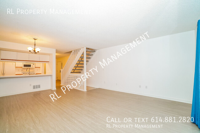 Building Photo - Spacious 3 bedroom 2.5 bathroom condo near...