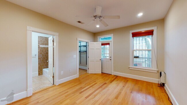 Building Photo - Renovated 2 Bedroom 2 Bath in Columbia Hei...