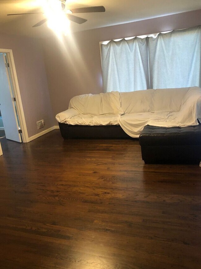 Building Photo - Nice 4 Bed 2.5 Bath House! Available July 2026!