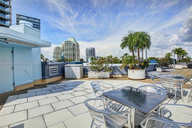 Building Photo - 2699 Tigertail Ave