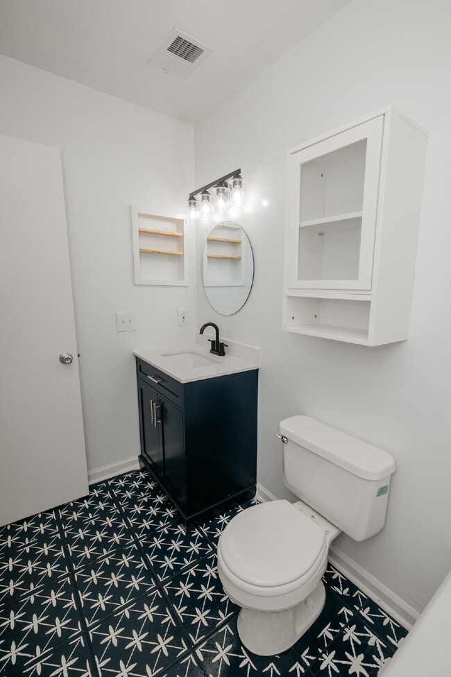 Building Photo - Charming 3-Bedroom Home with Hardwood Floors in Shadowmoss