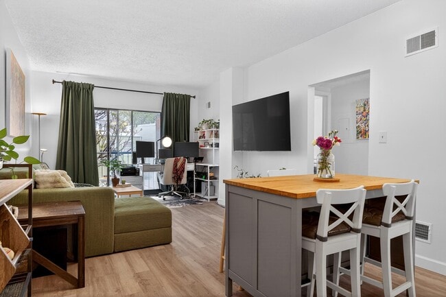 Building Photo - 318 38th St