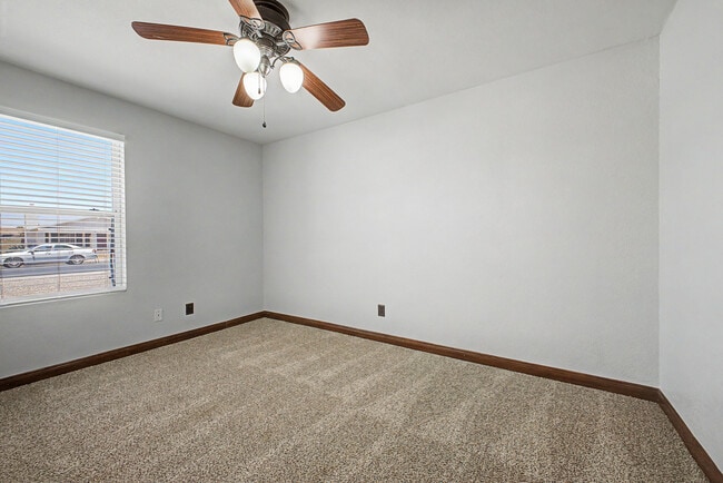 Building Photo - 3223 E Emerald Cir