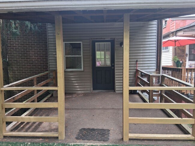 Building Photo - 909 Mahantongo St