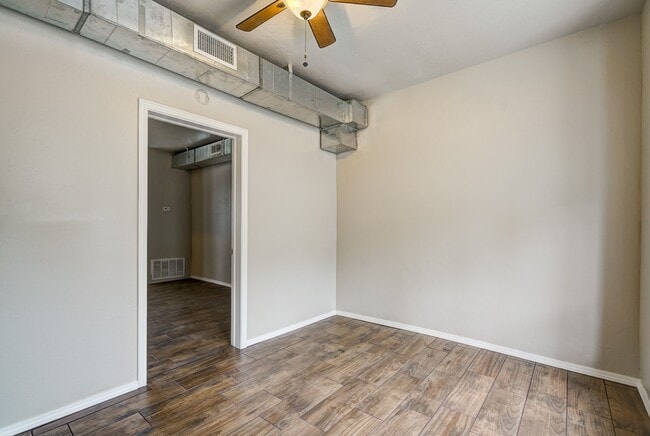 Building Photo - Renovated 3-Bed Gem Minutes from OU & Camp...