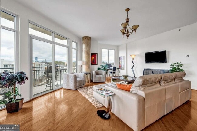 Building Photo - 711 Cosmopolitan Dr NE