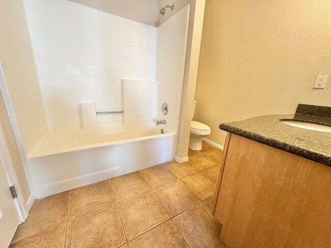 Building Photo - CUTE 2ND FLOOR UNIT, 2 BEDROOM/2 BATH CONDO!