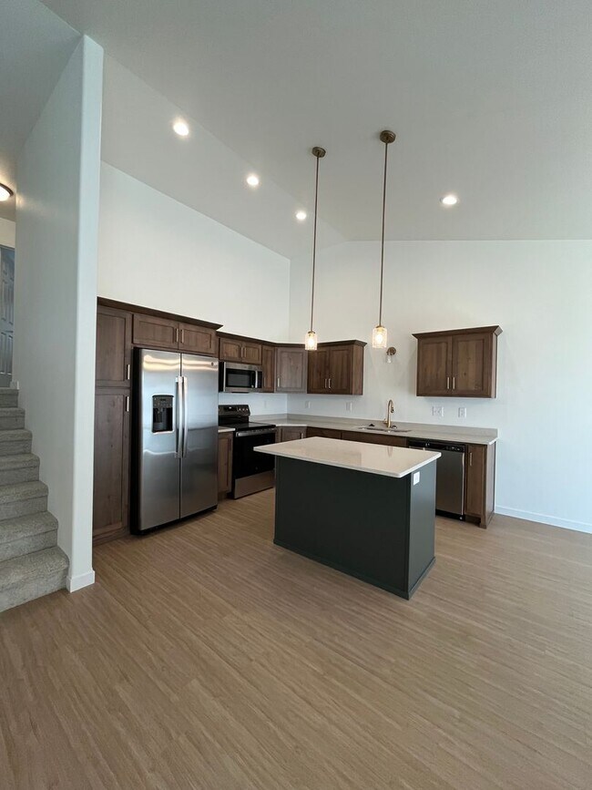 Building Photo - 3 Bed 3 Bath TownHome