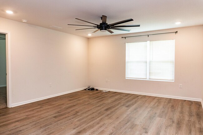 Building Photo - 206 Laurel Hl St