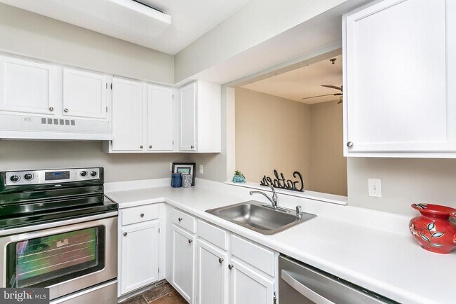 Building Photo - 553 McManus Way