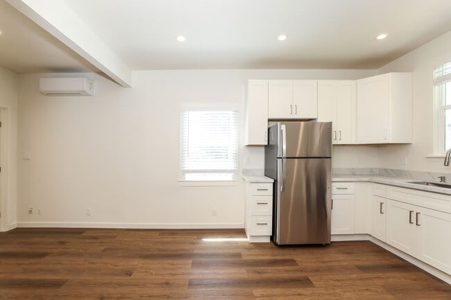 Building Photo - Beautifully Renovated Berkeley Unit!