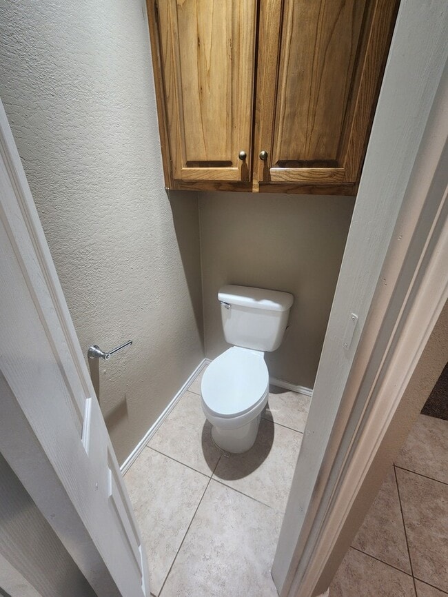 Building Photo - 3 bed 2 bath home, 2 car garage, 2 living areas!