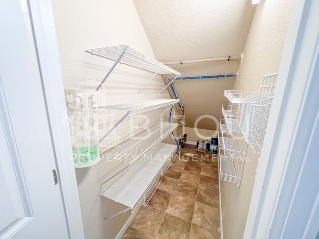 Building Photo - Large, Well-Maintained Duplex