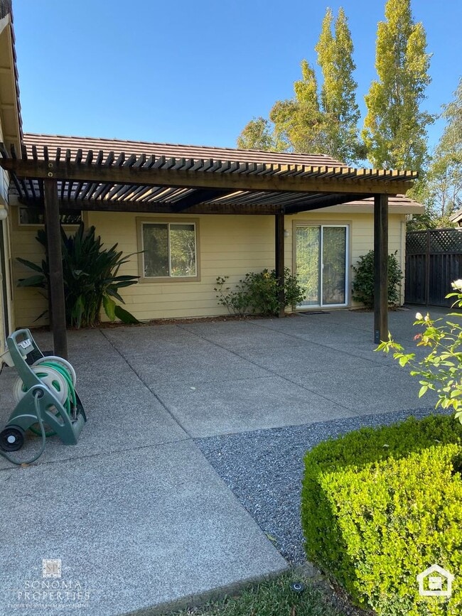 Building Photo - 4 Bedroom Eastside Gem!