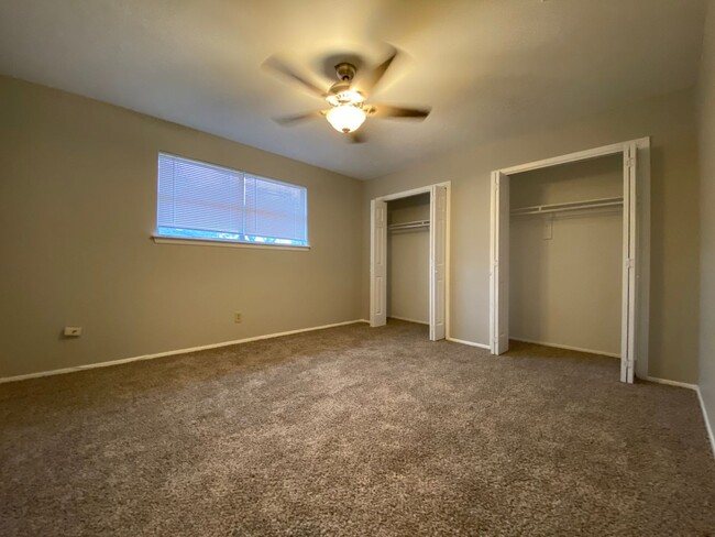 Building Photo - Duplex *LEASING SPECIAL AVAILABLE*