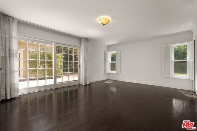 Building Photo - 519 N Rexford Dr