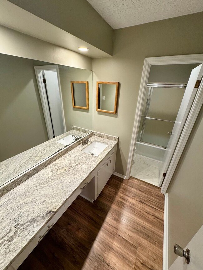 Building Photo - Golden Meadows Home!