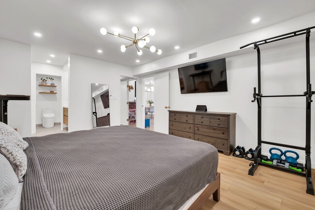 Building Photo - 745 Main St