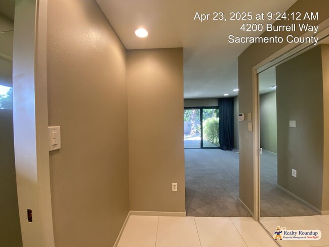 Building Photo - Sprawling Ranch with Open Floorplan & Exce...