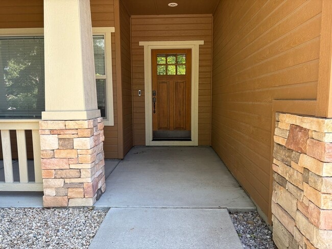 Building Photo - "Luxury Living: Stunning home with marble counter tops & Fireplace!"