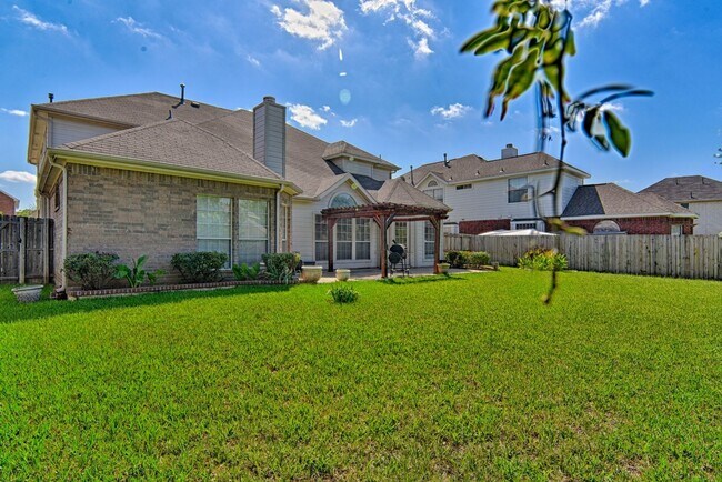 Building Photo - Large Mansfield High Home Centrally Located