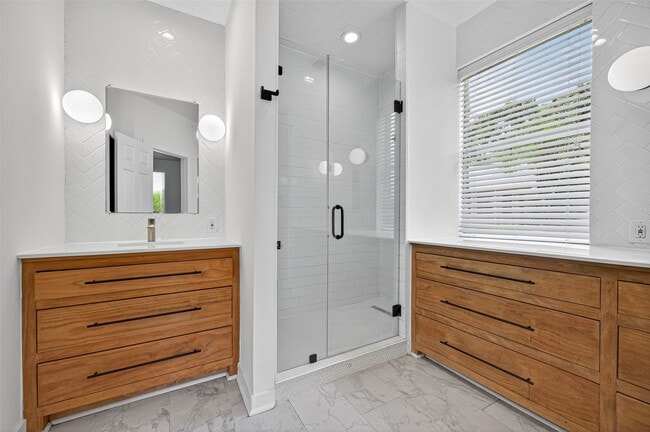 Building Photo - 319 Fantasy Ln