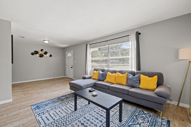 Building Photo - 5805 N 43rd St