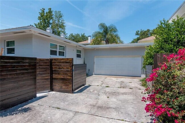 Building Photo - 1400 Locust St NE