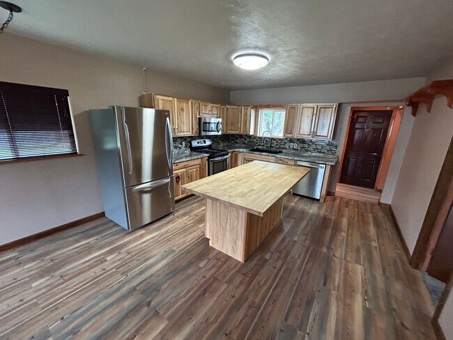Building Photo - Charming 4 Bed, 1 Bath Home in Spokane Val...
