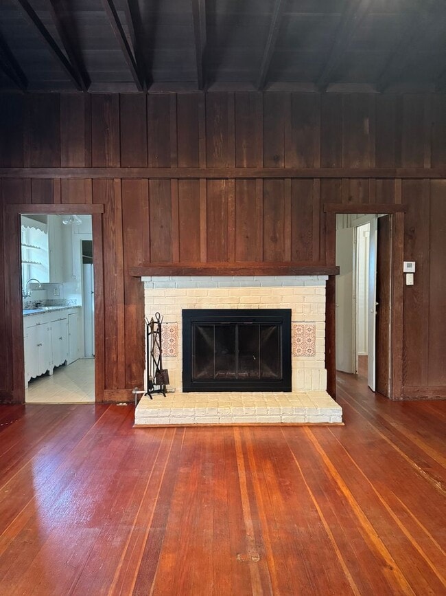 Building Photo - Cozy 2 bed 1 bath in Downtown Carmel minutes away from Carmel Beach