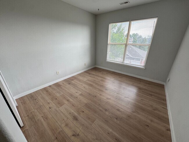 Building Photo - Spacious Condo in the Heart of Aurora
