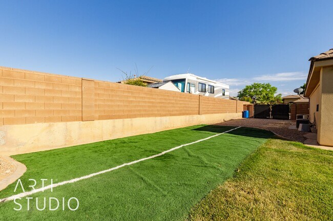 Building Photo - 4 Bedroom. 2/5 Bathroom Home in Meadow Val...