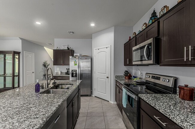 Building Photo - 5 Bedroom home in Maricopa