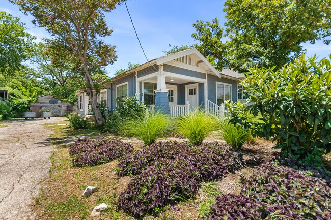 Building Photo - 2213 N Flores St