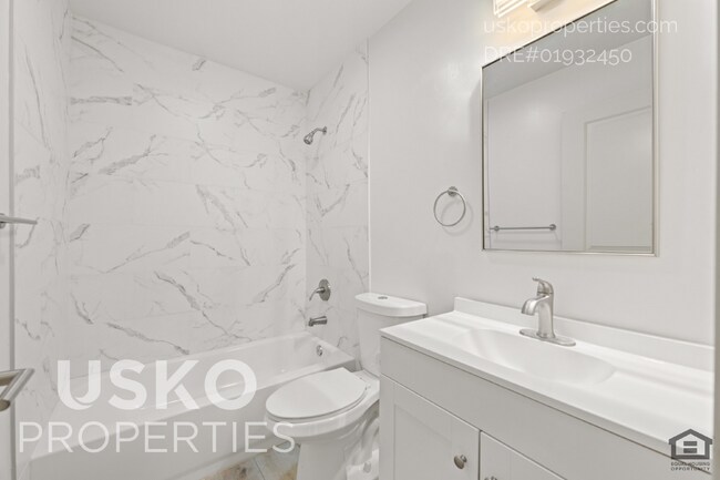Building Photo - "Spacious 3-Bed Condo with 2 Baths in Citr...