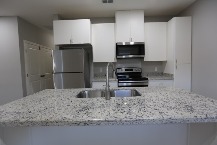 Building Photo - 1402 W Heritage Dr